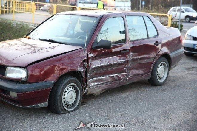 Wypadek na Warszawskiej. Pijany 26-latek w audi staranował dwa inne pojazdy [25.11.2015] - zdjęcie #6 - eOstroleka.pl