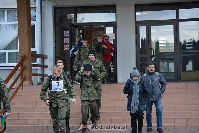 Uczniowie z „dwójki” w IV edycji Rajdu Żołnierza na poligonie w Bemowie Piskim [26.11.2015] - zdjęcie #18 - eOstroleka.pl