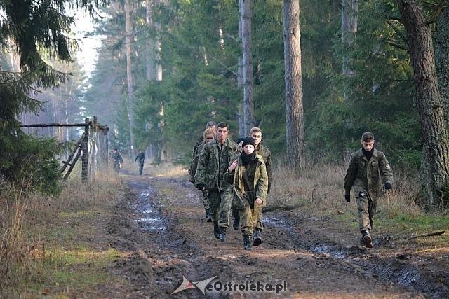 Uczniowie z „dwójki” w IV edycji Rajdu Żołnierza na poligonie w Bemowie Piskim [26.11.2015] - zdjęcie #105 - eOstroleka.pl