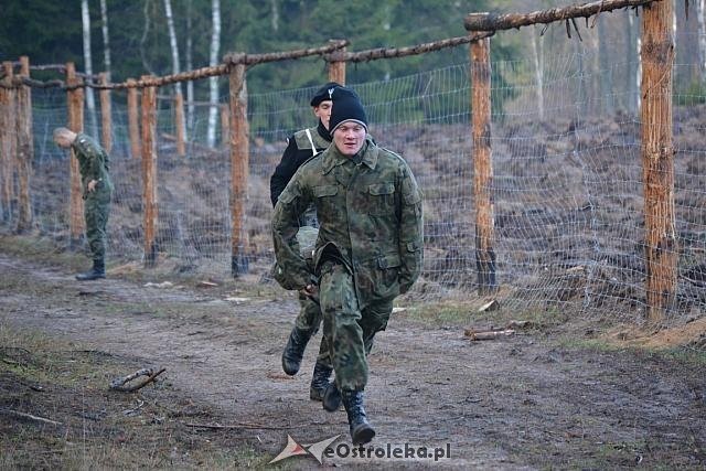 Uczniowie z „dwójki” w IV edycji Rajdu Żołnierza na poligonie w Bemowie Piskim [26.11.2015] - zdjęcie #93 - eOstroleka.pl