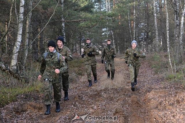 Uczniowie z „dwójki” w IV edycji Rajdu Żołnierza na poligonie w Bemowie Piskim [26.11.2015] - zdjęcie #65 - eOstroleka.pl