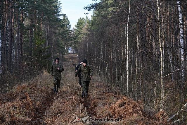 Uczniowie z „dwójki” w IV edycji Rajdu Żołnierza na poligonie w Bemowie Piskim [26.11.2015] - zdjęcie #64 - eOstroleka.pl