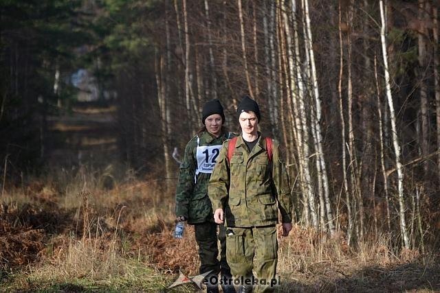 Uczniowie z „dwójki” w IV edycji Rajdu Żołnierza na poligonie w Bemowie Piskim [26.11.2015] - zdjęcie #62 - eOstroleka.pl