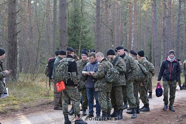 Uczniowie z „dwójki” w IV edycji Rajdu Żołnierza na poligonie w Bemowie Piskim [26.11.2015] - zdjęcie #47 - eOstroleka.pl