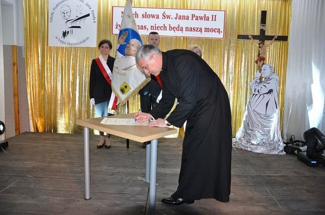 Św. Jan Paweł II patronem „Podstawówki” z Łęgu Starościńskiego [01.12.2015] - zdjęcie #9 - eOstroleka.pl