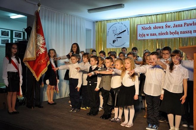 Św. Jan Paweł II patronem „Podstawówki” z Łęgu Starościńskiego [01.12.2015] - zdjęcie #40 - eOstroleka.pl