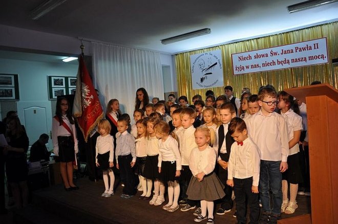 Św. Jan Paweł II patronem „Podstawówki” z Łęgu Starościńskiego [01.12.2015] - zdjęcie #39 - eOstroleka.pl