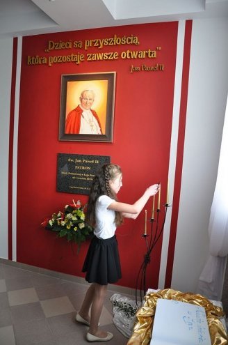Św. Jan Paweł II patronem „Podstawówki” z Łęgu Starościńskiego [01.12.2015] - zdjęcie #49 - eOstroleka.pl