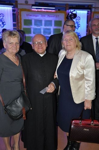 Św. Jan Paweł II patronem „Podstawówki” z Łęgu Starościńskiego [01.12.2015] - zdjęcie #9 - eOstroleka.pl
