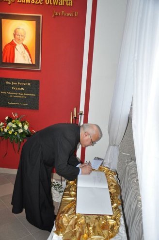 Św. Jan Paweł II patronem „Podstawówki” z Łęgu Starościńskiego [01.12.2015] - zdjęcie #2 - eOstroleka.pl