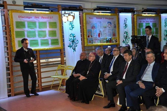 Św. Jan Paweł II patronem „Podstawówki” z Łęgu Starościńskiego [01.12.2015] - zdjęcie #1 - eOstroleka.pl