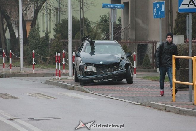 Wypadek na skrzyżowaniu ulic Korczaka i Poznańskiej [03.12.2015] - zdjęcie #1 - eOstroleka.pl