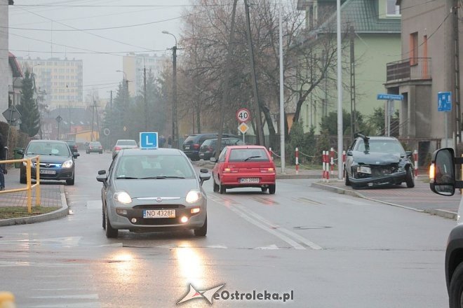 Wypadek na skrzyżowaniu ulic Korczaka i Poznańskiej [03.12.2015] - zdjęcie #3 - eOstroleka.pl