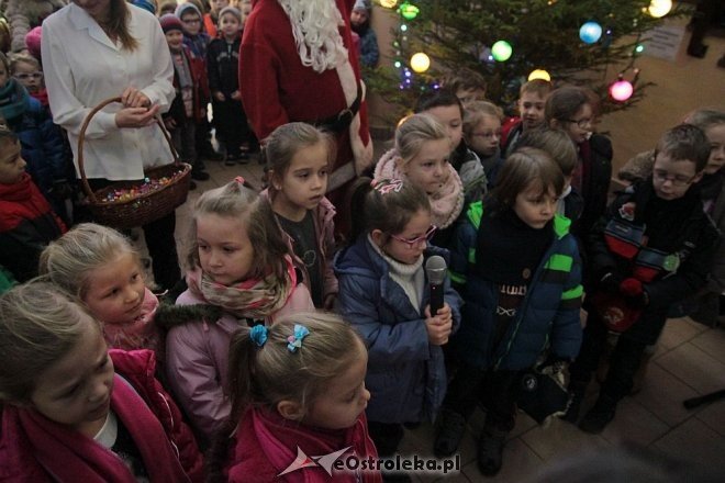 Ostrołęka: Przedszkolaki ubrały choinkę w „Handlowcu” [03.12.2015] - zdjęcie #4 - eOstroleka.pl
