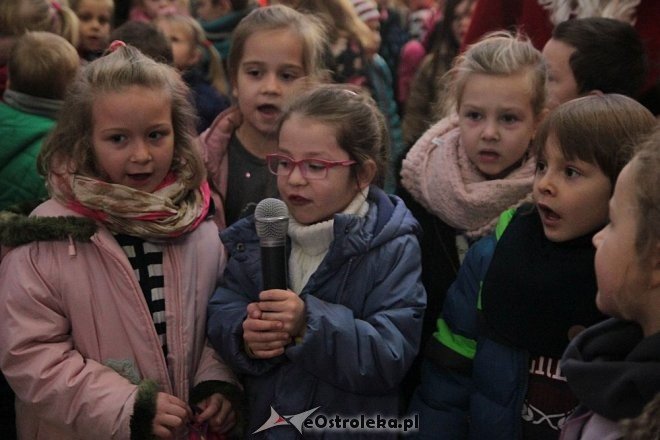 Ostrołęka: Przedszkolaki ubrały choinkę w „Handlowcu” [03.12.2015] - zdjęcie #9 - eOstroleka.pl