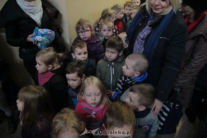Ostrołęka: Przedszkolaki ubrały choinkę w „Handlowcu” [03.12.2015] - zdjęcie #15 - eOstroleka.pl