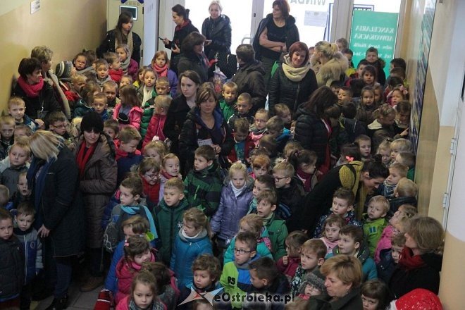 Ostrołęka: Przedszkolaki ubrały choinkę w „Handlowcu” [03.12.2015] - zdjęcie #26 - eOstroleka.pl
