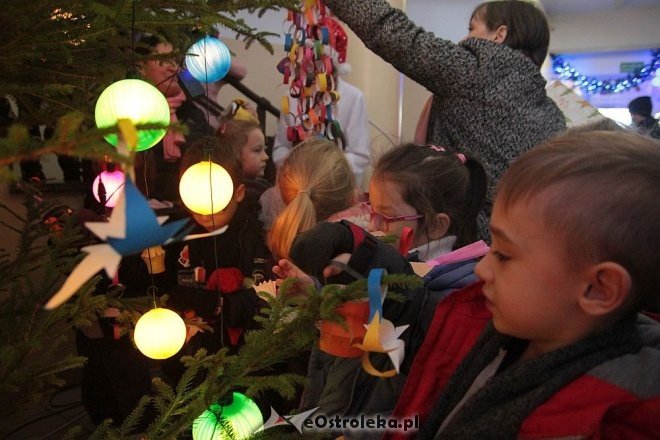 Ostrołęka: Przedszkolaki ubrały choinkę w „Handlowcu” [03.12.2015] - zdjęcie #34 - eOstroleka.pl