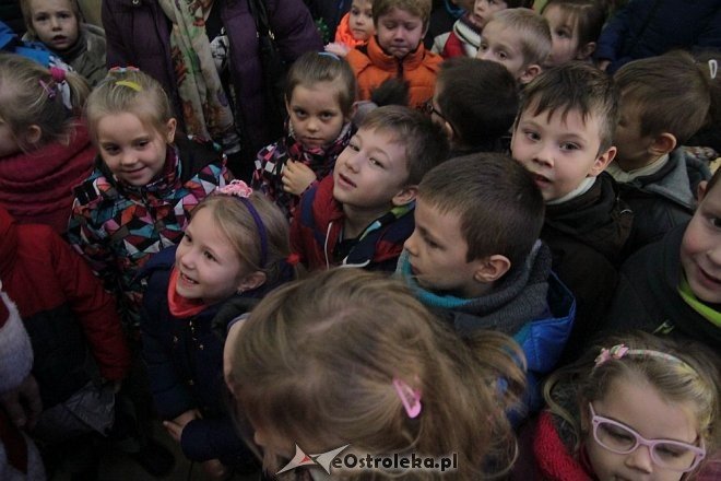 Ostrołęka: Przedszkolaki ubrały choinkę w „Handlowcu” [03.12.2015] - zdjęcie #38 - eOstroleka.pl