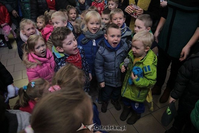 Ostrołęka: Przedszkolaki ubrały choinkę w „Handlowcu” [03.12.2015] - zdjęcie #40 - eOstroleka.pl