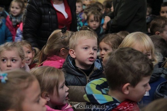 Ostrołęka: Przedszkolaki ubrały choinkę w „Handlowcu” [03.12.2015] - zdjęcie #42 - eOstroleka.pl