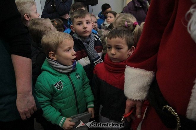 Ostrołęka: Przedszkolaki ubrały choinkę w „Handlowcu” [03.12.2015] - zdjęcie #46 - eOstroleka.pl