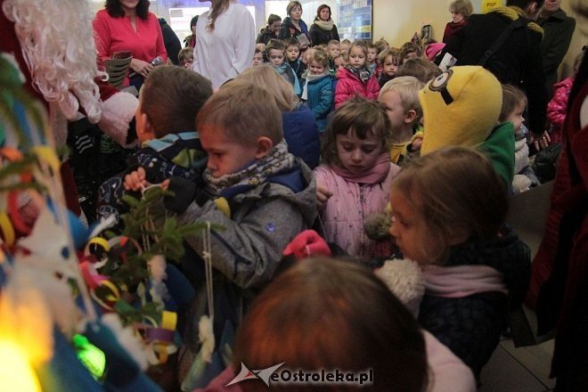 Ostrołęka: Przedszkolaki ubrały choinkę w „Handlowcu” [03.12.2015] - zdjęcie #57 - eOstroleka.pl