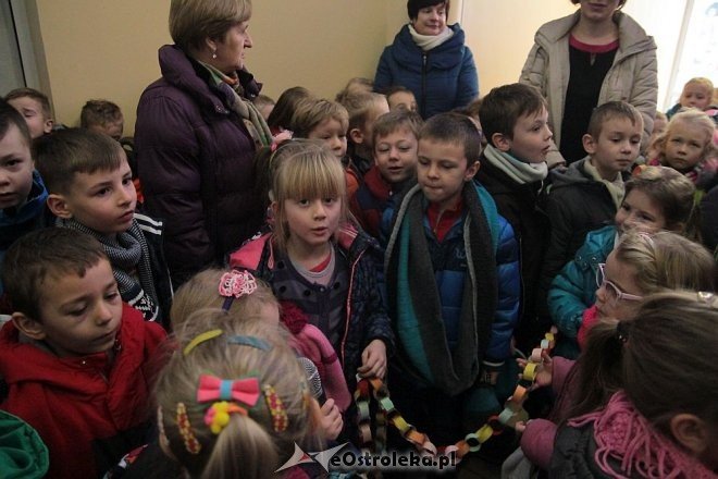 Ostrołęka: Przedszkolaki ubrały choinkę w „Handlowcu” [03.12.2015] - zdjęcie #59 - eOstroleka.pl