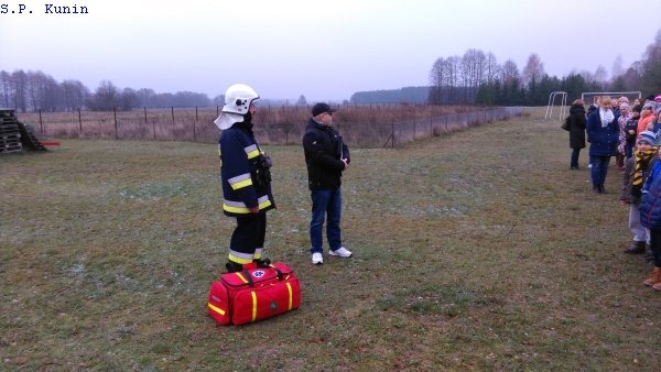 Alarm pożarowy i ewakuacja w Szkole Podstawowej w Kuninie [03.12.2015] - zdjęcie #1 - eOstroleka.pl