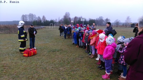Alarm pożarowy i ewakuacja w Szkole Podstawowej w Kuninie [03.12.2015] - zdjęcie #4 - eOstroleka.pl