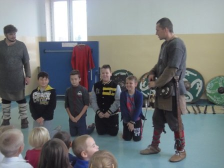 Żywa lekcja historii w Szkole Podstawowej w Pasiekach [03.12.2015] - zdjęcie #4 - eOstroleka.pl
