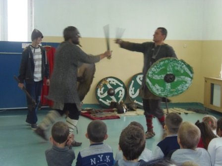 Żywa lekcja historii w Szkole Podstawowej w Pasiekach [03.12.2015] - zdjęcie #3 - eOstroleka.pl