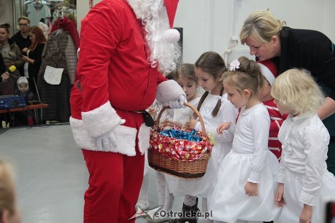 Ostrołęka: Mikołajki w Hali Targowej Feniks [05.12.2015] - zdjęcie #9 - eOstroleka.pl