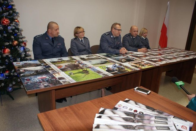 „Służby Dzieciom 2016”: Już jest charytatywny kalendarz przygotowany przez ostrołęcką policję [06.12.2015] - zdjęcie #1 - eOstroleka.pl