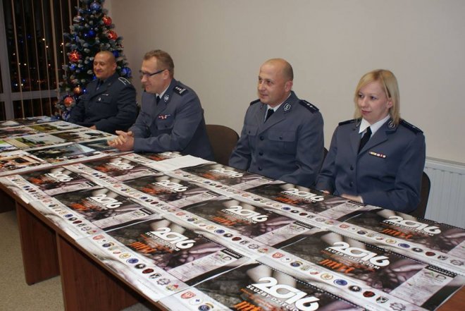 „Służby Dzieciom 2016”: Już jest charytatywny kalendarz przygotowany przez ostrołęcką policję [06.12.2015] - zdjęcie #3 - eOstroleka.pl