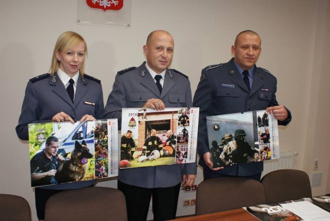 „Służby Dzieciom 2016”: Już jest charytatywny kalendarz przygotowany przez ostrołęcką policję [06.12.2015] - zdjęcie #3 - eOstroleka.pl