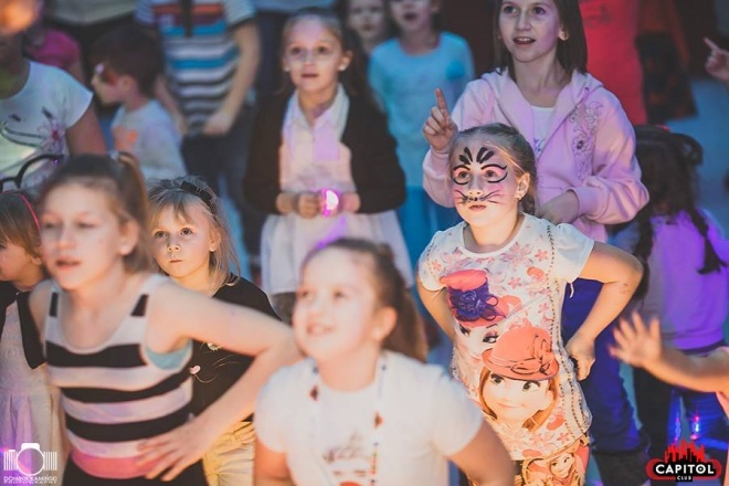 Kinder Party, Minionki i Mikołaj w Clubie Capitol [06.12.2015] - zdjęcie #255 - eOstroleka.pl