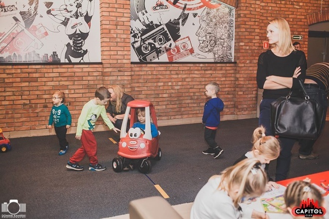 Kinder Party, Minionki i Mikołaj w Clubie Capitol [06.12.2015] - zdjęcie #116 - eOstroleka.pl