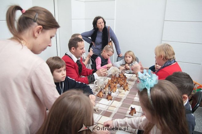 „Idą święta – czas stroić choinkę” - rodzinne warsztaty w ostrołęckim muzeum [06.12.2015] - zdjęcie #3 - eOstroleka.pl