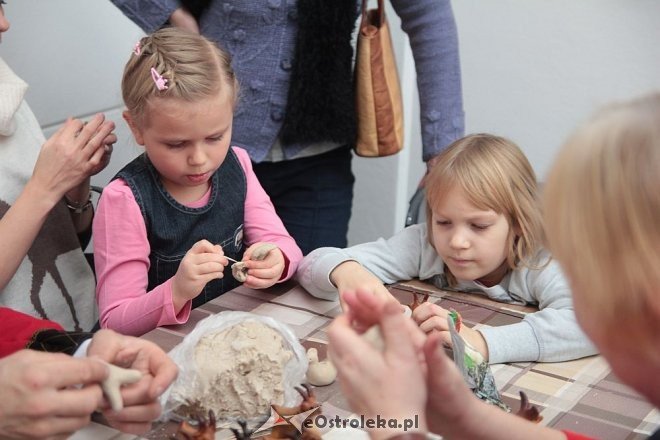 „Idą święta – czas stroić choinkę” - rodzinne warsztaty w ostrołęckim muzeum [06.12.2015] - zdjęcie #7 - eOstroleka.pl