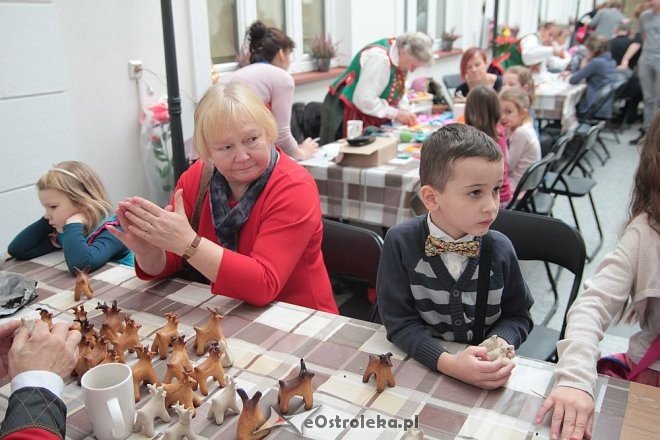 „Idą święta – czas stroić choinkę” - rodzinne warsztaty w ostrołęckim muzeum [06.12.2015] - zdjęcie #8 - eOstroleka.pl