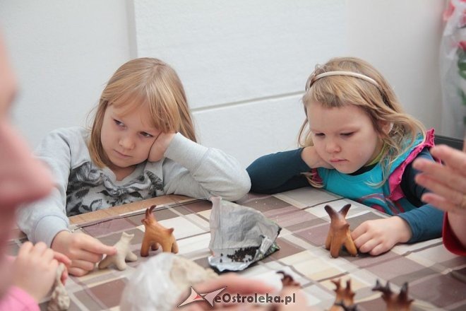 „Idą święta – czas stroić choinkę” - rodzinne warsztaty w ostrołęckim muzeum [06.12.2015] - zdjęcie #9 - eOstroleka.pl