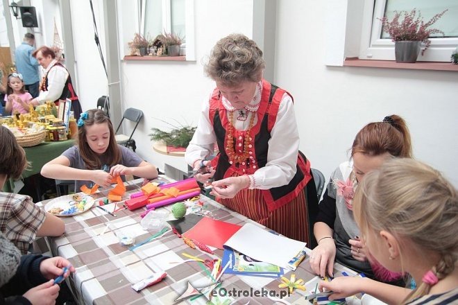 „Idą święta – czas stroić choinkę” - rodzinne warsztaty w ostrołęckim muzeum [06.12.2015] - zdjęcie #13 - eOstroleka.pl