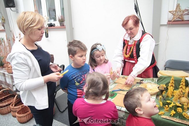 „Idą święta – czas stroić choinkę” - rodzinne warsztaty w ostrołęckim muzeum [06.12.2015] - zdjęcie #17 - eOstroleka.pl
