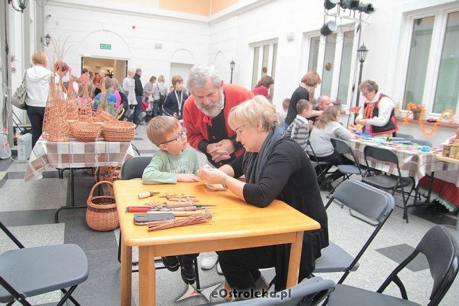 „Idą święta – czas stroić choinkę” - rodzinne warsztaty w ostrołęckim muzeum [06.12.2015] - zdjęcie #61 - eOstroleka.pl
