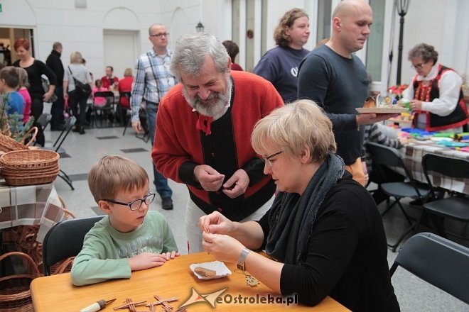 „Idą święta – czas stroić choinkę” - rodzinne warsztaty w ostrołęckim muzeum [06.12.2015] - zdjęcie #21 - eOstroleka.pl