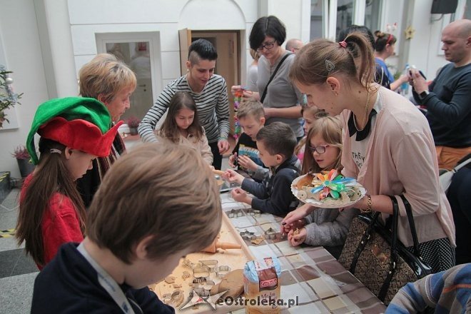 „Idą święta – czas stroić choinkę” - rodzinne warsztaty w ostrołęckim muzeum [06.12.2015] - zdjęcie #27 - eOstroleka.pl
