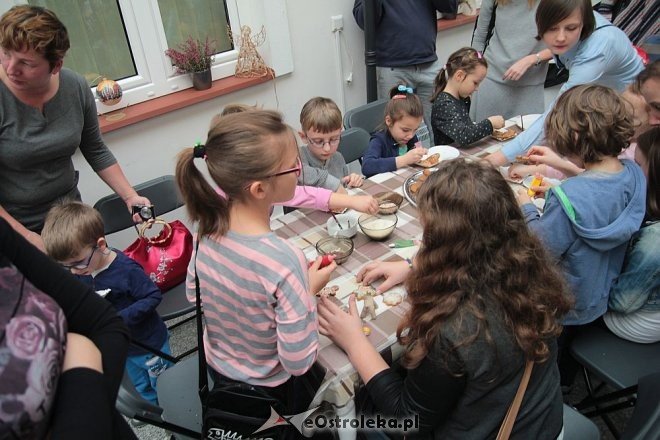 „Idą święta – czas stroić choinkę” - rodzinne warsztaty w ostrołęckim muzeum [06.12.2015] - zdjęcie #31 - eOstroleka.pl