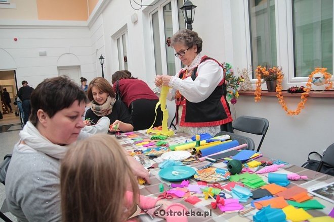 „Idą święta – czas stroić choinkę” - rodzinne warsztaty w ostrołęckim muzeum [06.12.2015] - zdjęcie #33 - eOstroleka.pl