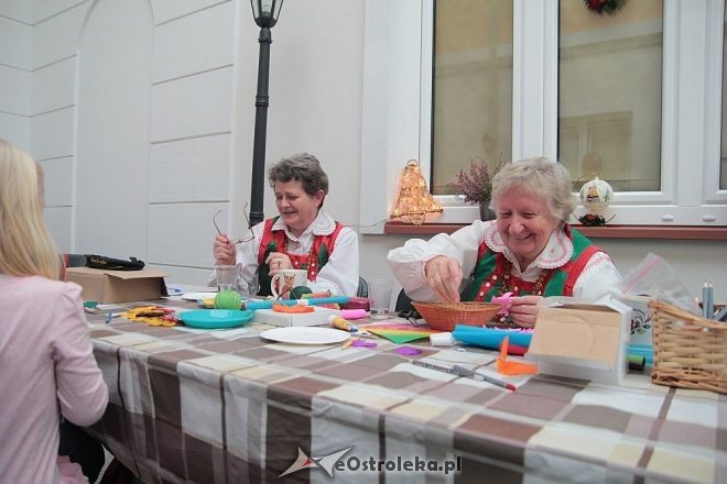 „Idą święta – czas stroić choinkę” - rodzinne warsztaty w ostrołęckim muzeum [06.12.2015] - zdjęcie #37 - eOstroleka.pl